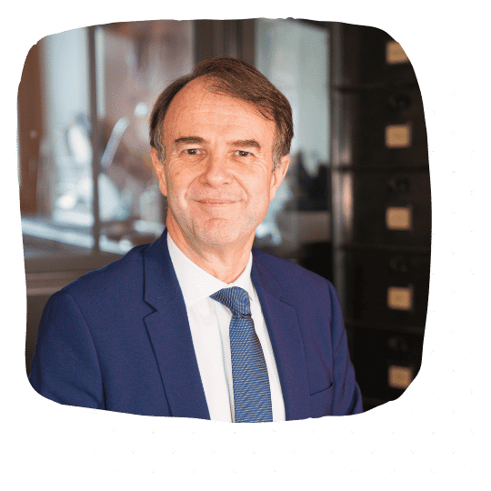Portrait de Maître Dimitri Bougeard dans son cabinet